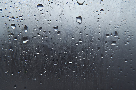 车窗上的雨滴图片