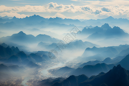 清晨的露珠雾气弥漫的山脉景观背景