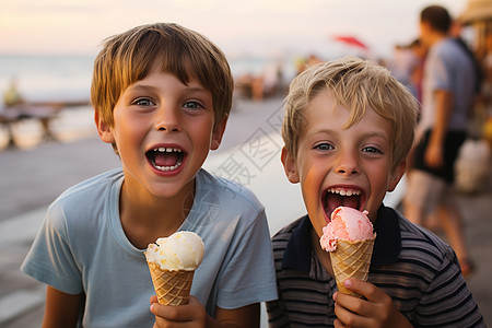 海边品尝冰淇淋的小男孩图片