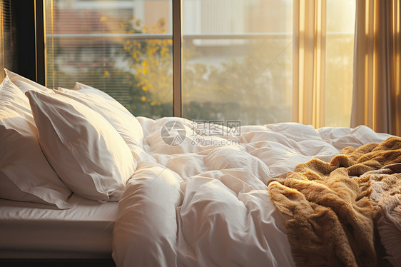 清晨阳光下的公寓床铺图片