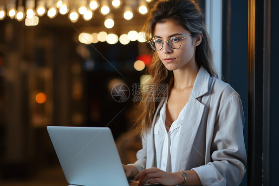夜晚互联网办公的职场女性图片