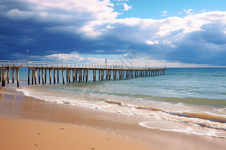 海边修建的木栈桥图片