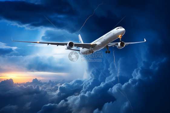 天空云层中的民航飞机图片