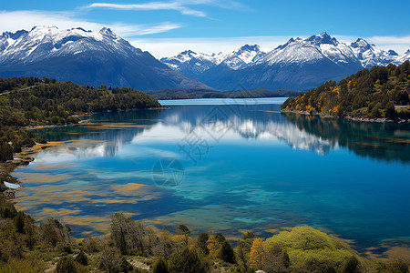 景色秀丽山湖湖光山色的秀丽景观背景