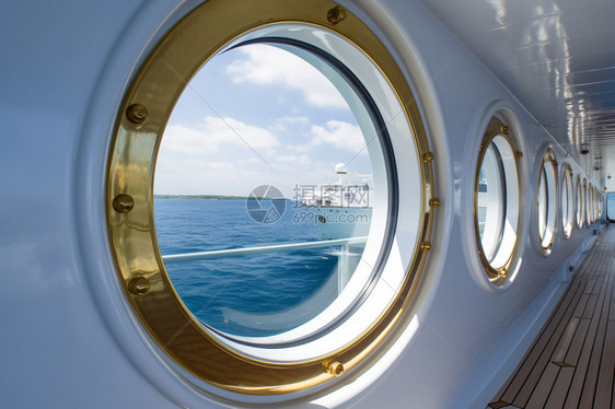 海上航行的游轮舷窗图片