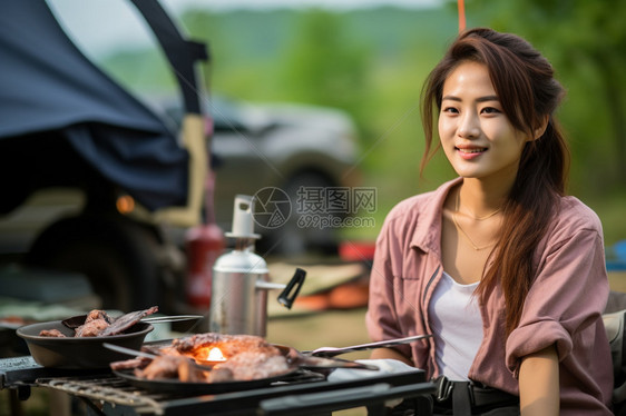 户外野营的年轻女子图片