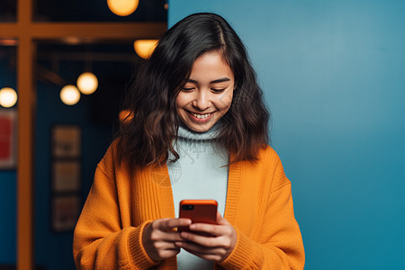 女孩正在用手机发送短信图片