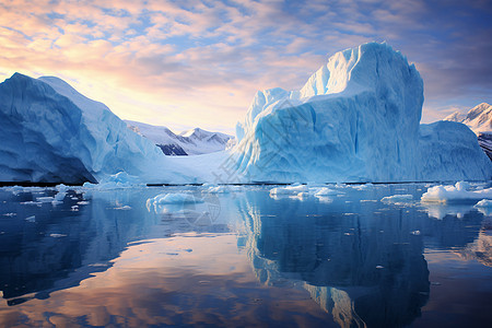 冰山漂浮于海洋中图片