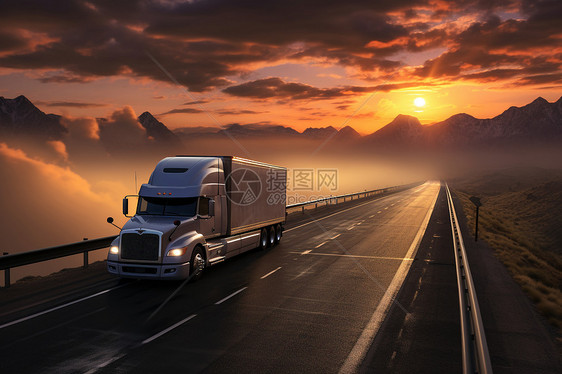 日落时一辆卡车行驶在公路上图片