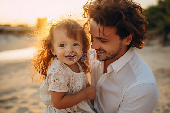 男子拥抱小女孩于沙滩上图片