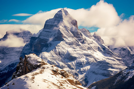 白雪皑皑的雪山山峰景观图片