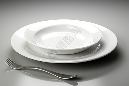 桌面上摆放的白色餐具高清图片