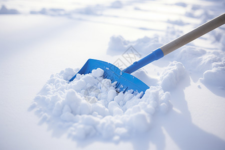 雪地中的蓝色铲子图片
