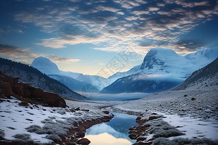 户外的雪山和河流图片