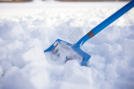 冰雪中的蓝色铲子背景图片