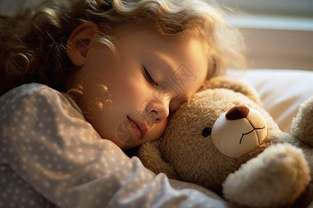 抱着小熊睡觉的孩子图片