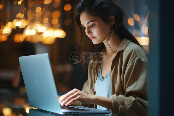 女性使用电脑图片