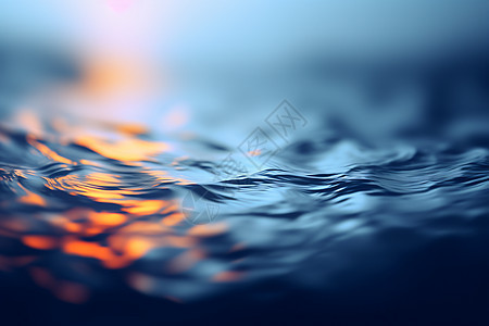 水中泛着橙色光芒的图片