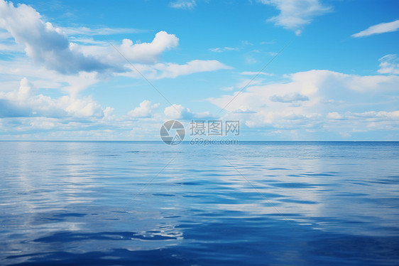 蓝天白云下的海洋图片