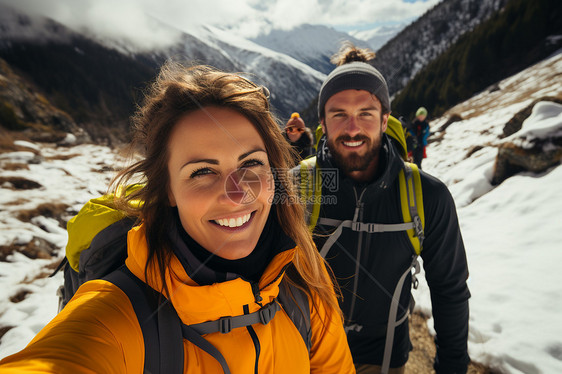 雪山中攀登的夫妻合照图片