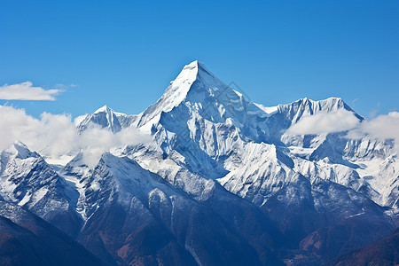 冬季壮观的雪山景观图片