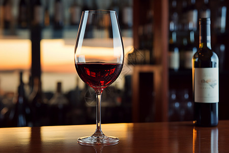 一杯红酒在桌子上图片