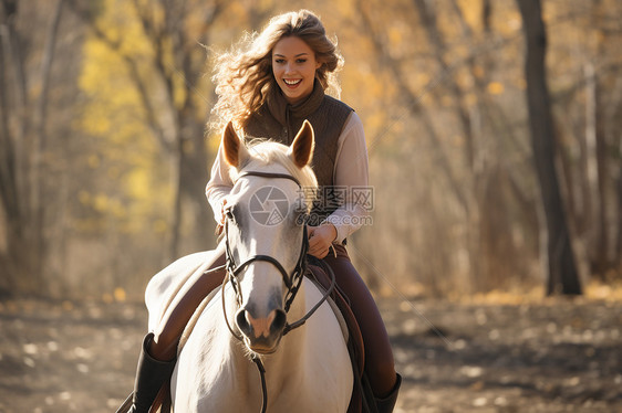 女人骑着白马在树林中奔跑图片