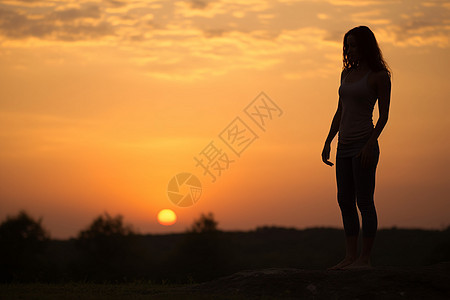 夕阳下的健康女孩图片