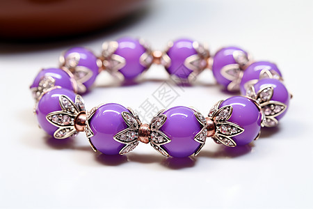 精致紫色玻璃珠珠宝手链背景图片