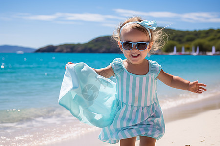 小女孩在沙滩奔跑背景图片