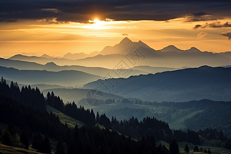 云雾缭绕的山夏日山峦的美丽景观背景