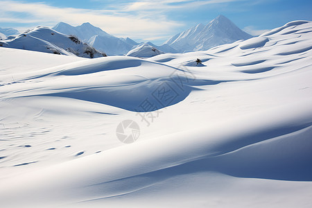 冬日温泉蓝天白云下的雪山背景
