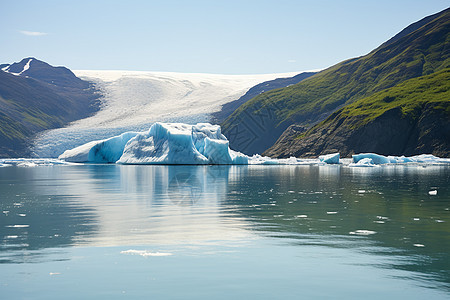 悬浮于湖面的冰山图片