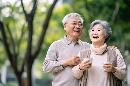 拿着水杯的老夫妻高清图片