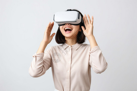 戴VR眼镜大笑的女人图片