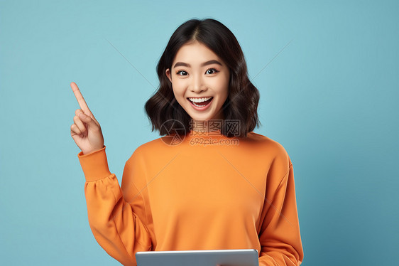 拿着平板电脑的大笑女人图片