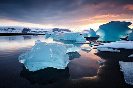 冰川湖上的日落图片