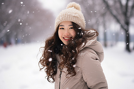冬日雪地里的美丽女孩高清图片