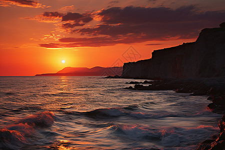 夏日黄昏海洋的美丽景观图片