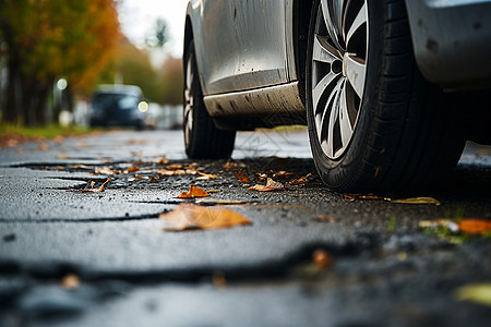 秋季雨后城市道路上停放的汽车背景图片