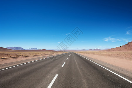 蓝天下的沙漠公路图片