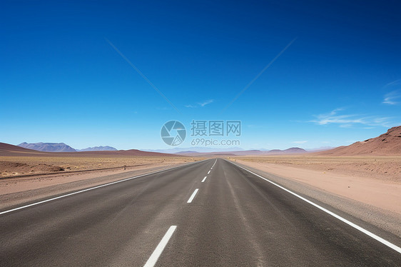 蓝天下的沙漠公路图片