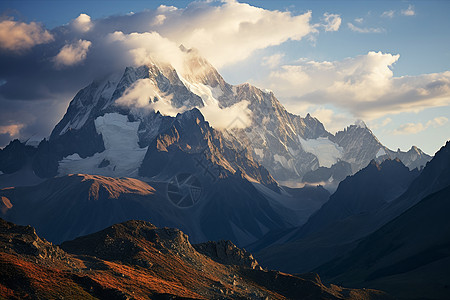 高加索犬晨曦中的高加索山脉背景