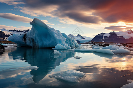 日落海冰山在海面上背景