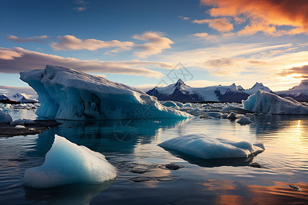 冰川大海夕阳余晖下的冰山背景