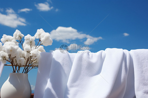 晾晒着的白毛巾图片