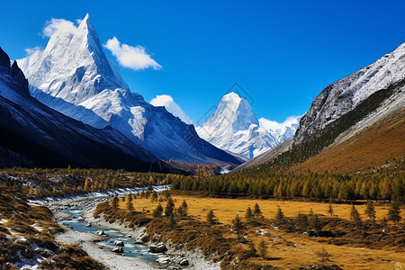 连绵山脉下的河流图片