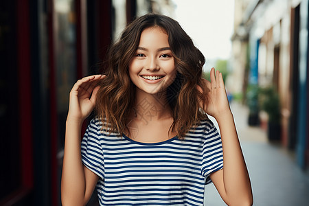 街头微笑的年轻女子图片