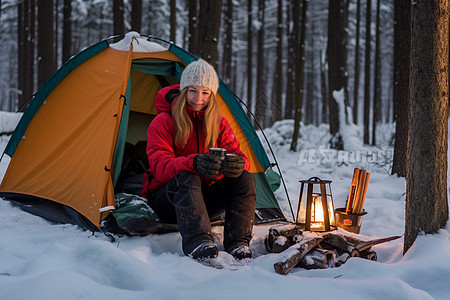 冬季森林中露营的外国女子图片