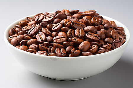 白色瓷碗中的咖啡豆图片
